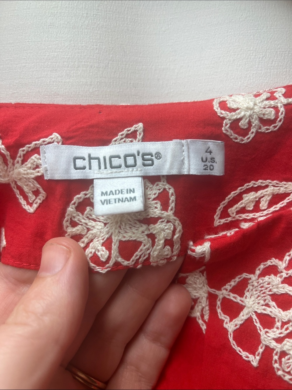 Chicos Red White Floral Embroidered V Neck Popover Blouse- Size 4 US 20 - Picture 3 of 5